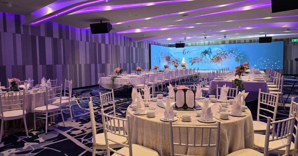 Novotel Bangkok On Siam Square สถานที่แต่งงานจอ LED ดีไซน์แบบตัว L