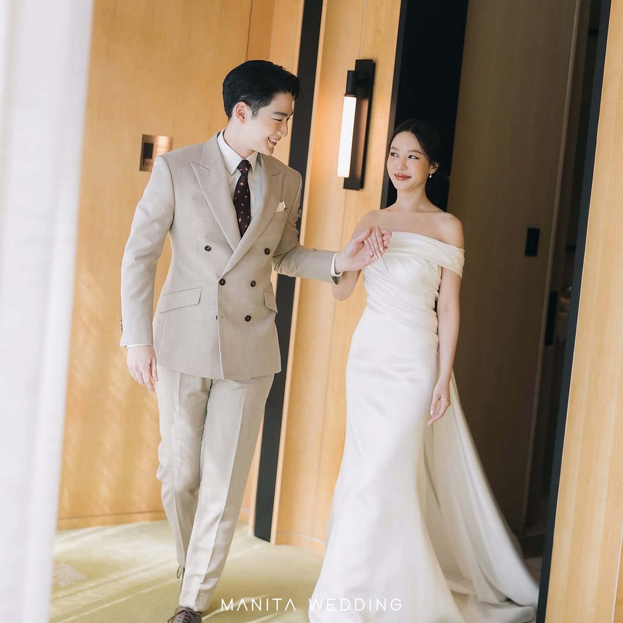 การ์ดแต่งงานดาราในโทนสีพื้นเรียบง่าย