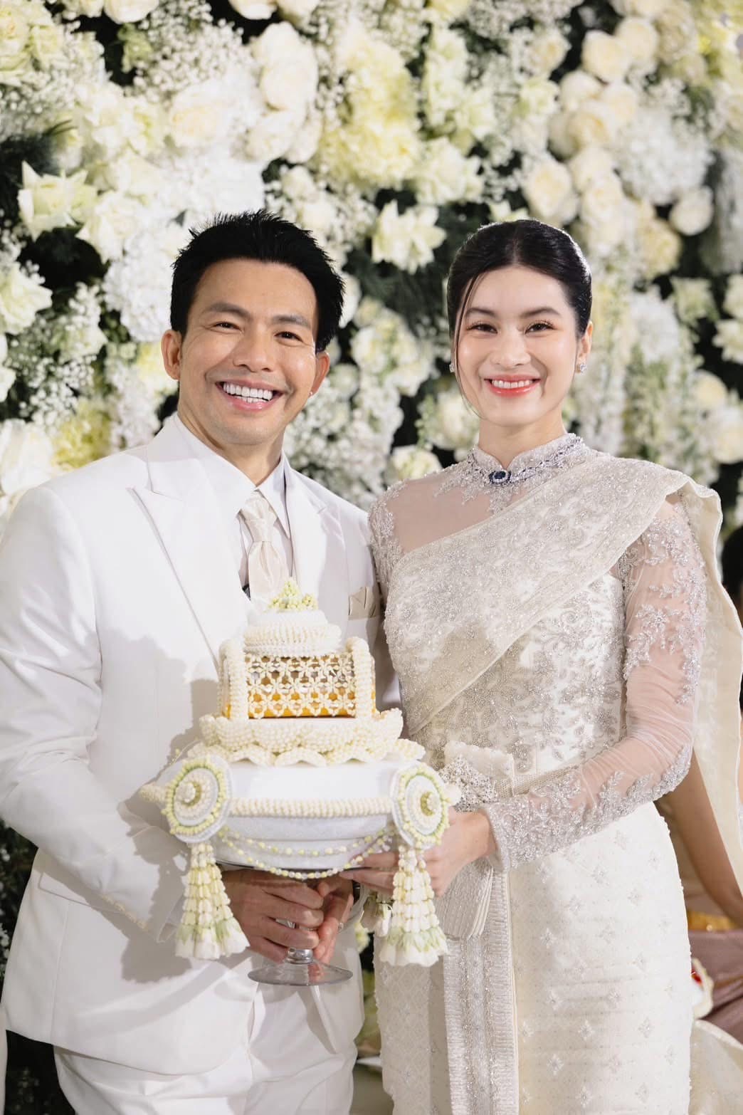 การ์ดแต่งงานดาราคุณอรและคุณหมอสอง