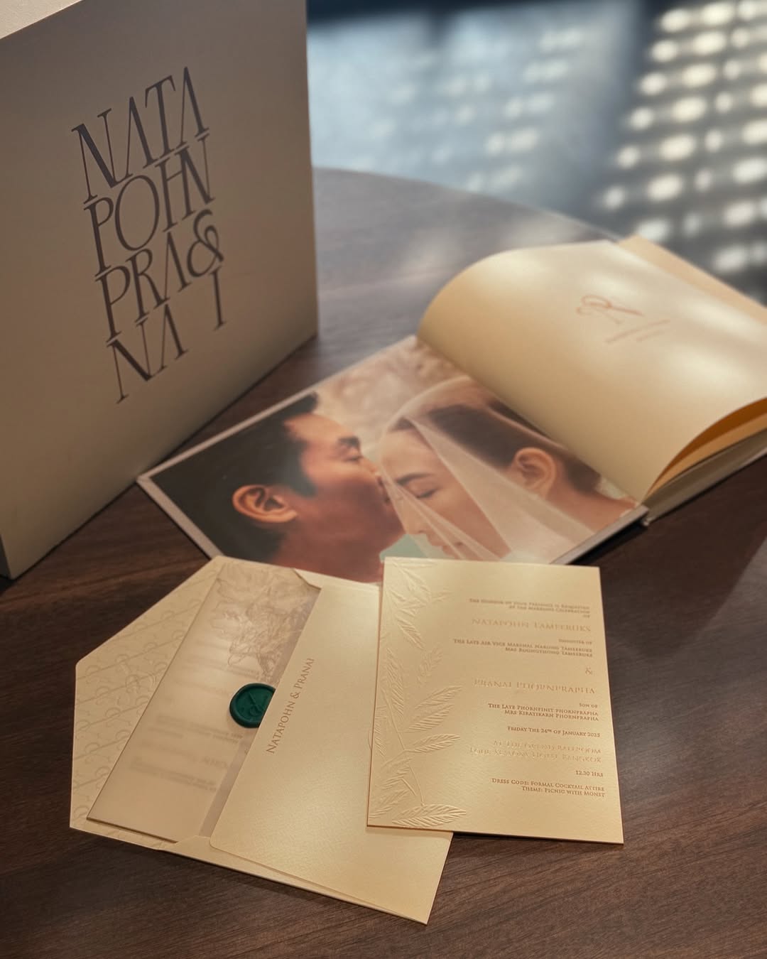 การ์ดแต่งงานดาราแบบปั๊มนูนและฟลอยล์