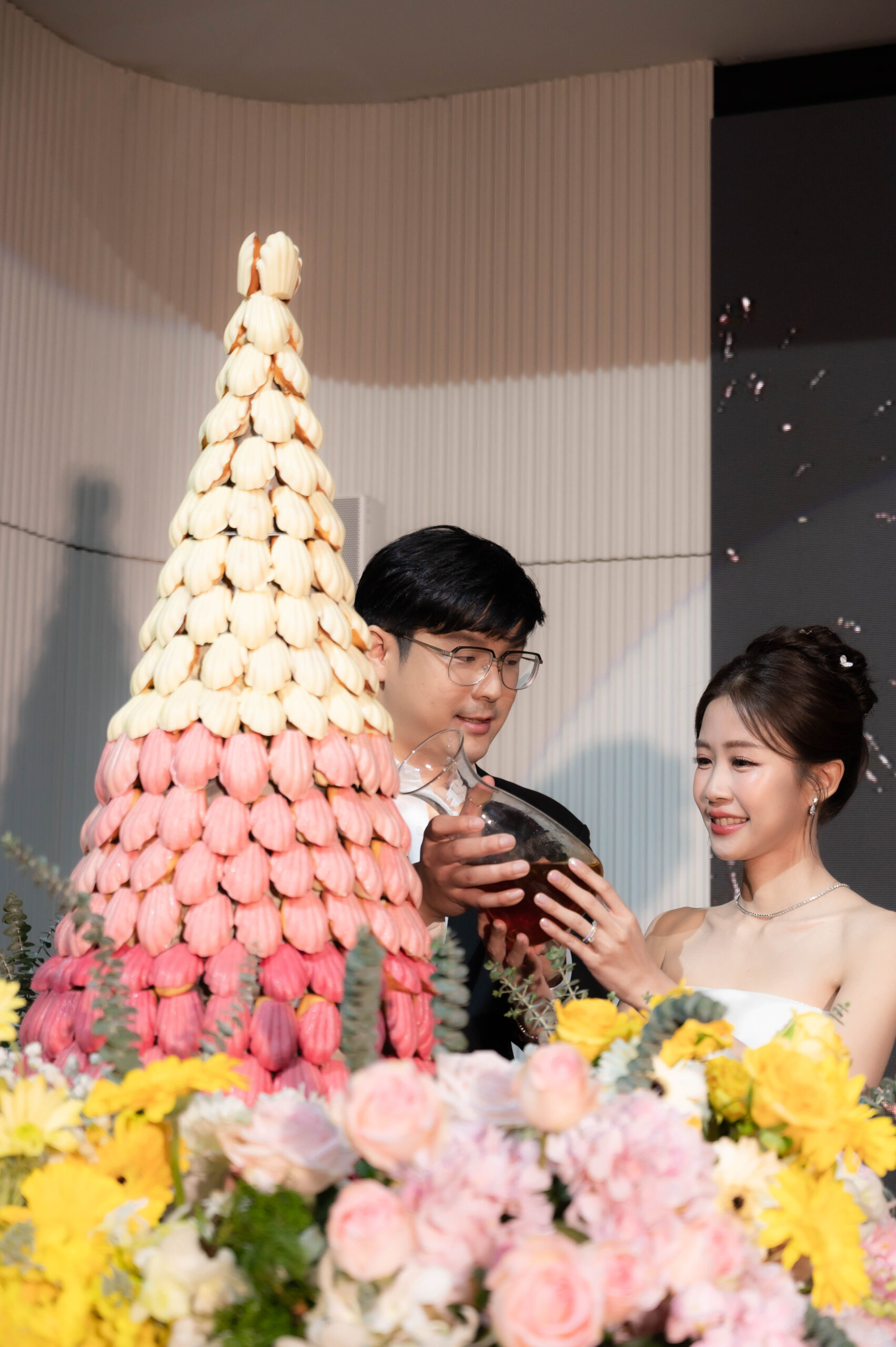 ช่วงพิธีการตัดเค้กบ่าวสาว ณ Le Méridien Bangkok