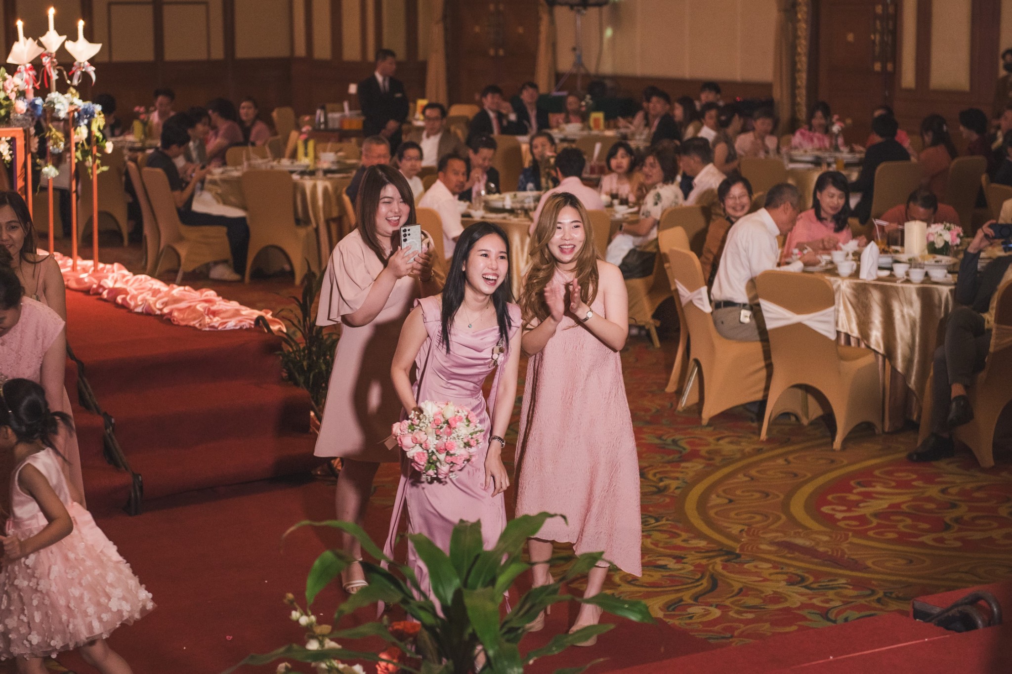 รีวิวแต่งงายกับเพื่อนบ่าวสาวนอรับช่อดอกไม้งานแต่ง