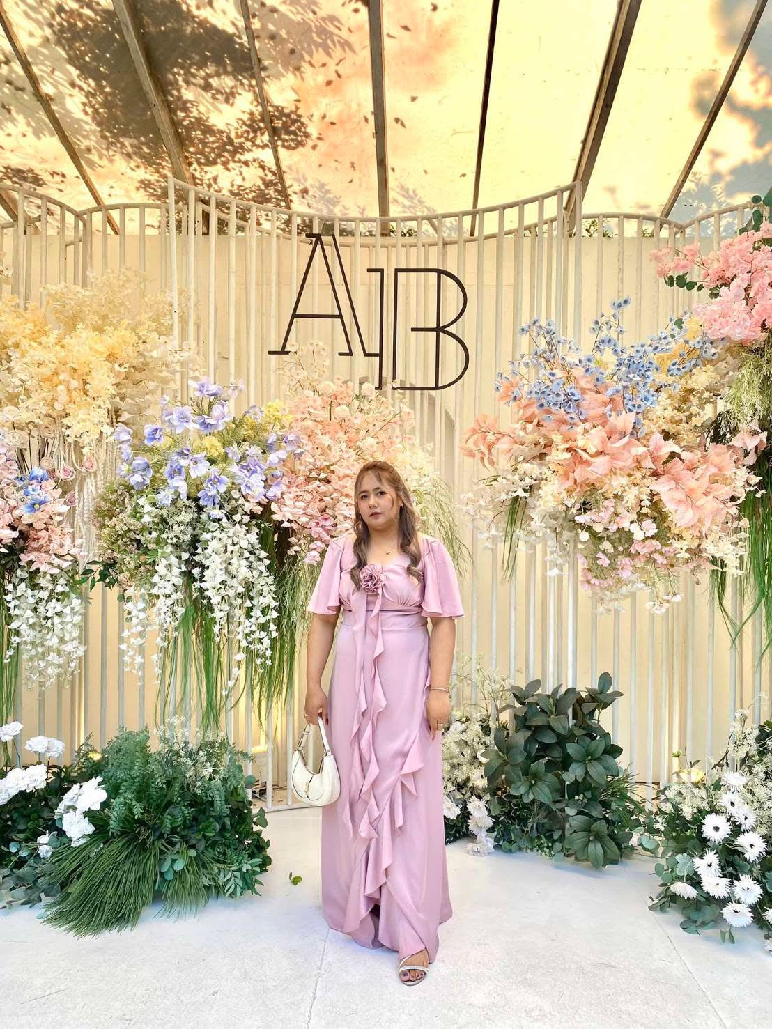 ชุดไปงานแต่งในสวนตอนกลางวันสีชมพูพาสเทล