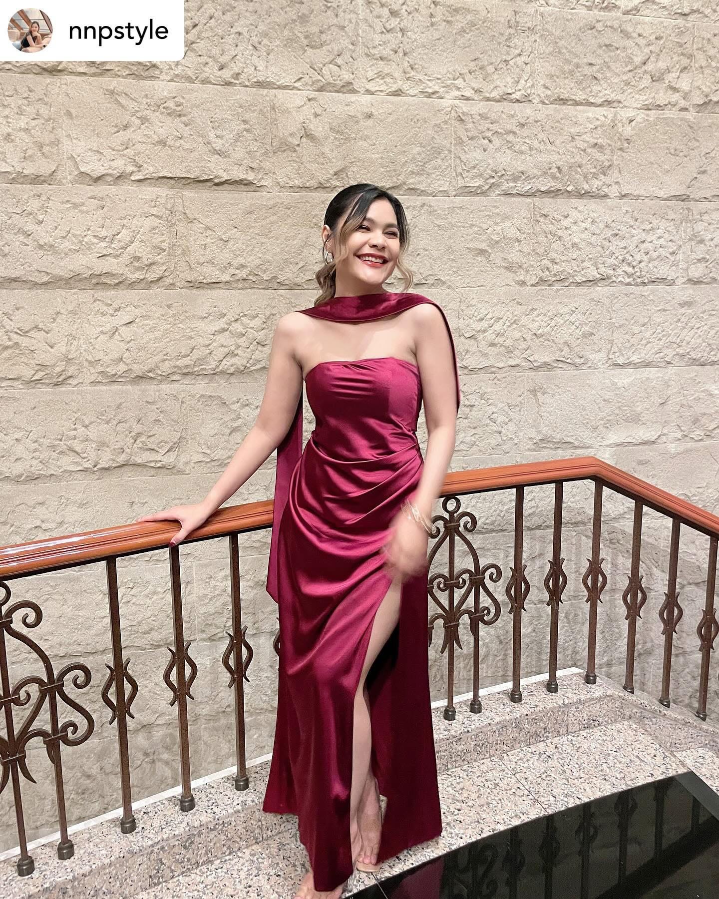 ชุดไปงานแต่งในสวนกลางคืนสีไวน์แดงไฟลุก