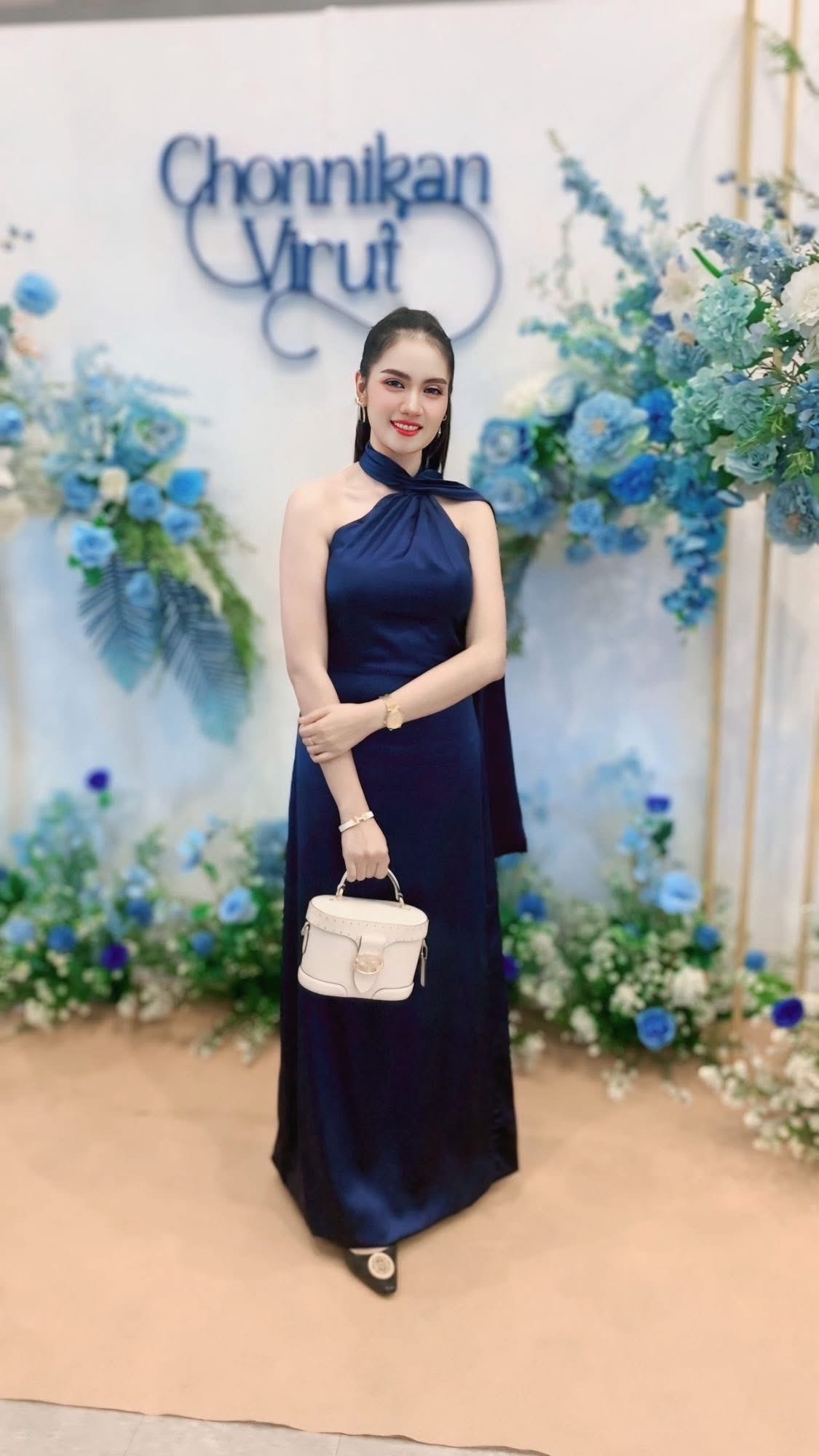 ชุดไปงานแต่งในสวนกลางคืนสีน้ำเงินเข้มที่เข้ากับแสงไฟในตอนกลางคืน