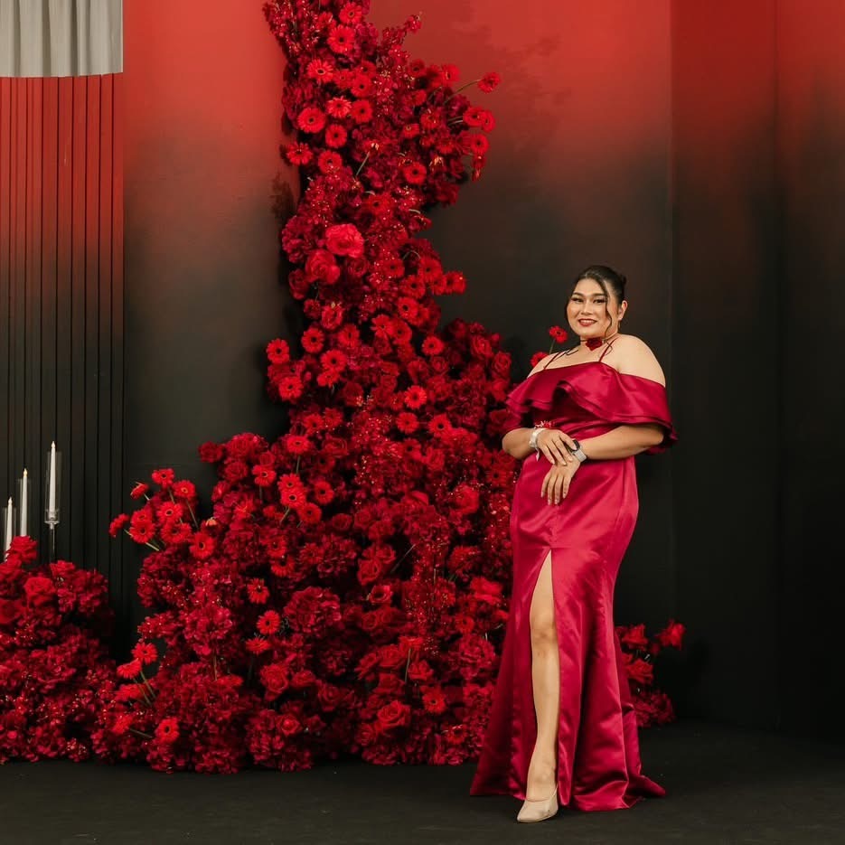 ชุดไปงานแต่งในสวนสีแดงสุดแซบที่ต้องบอกต่อ