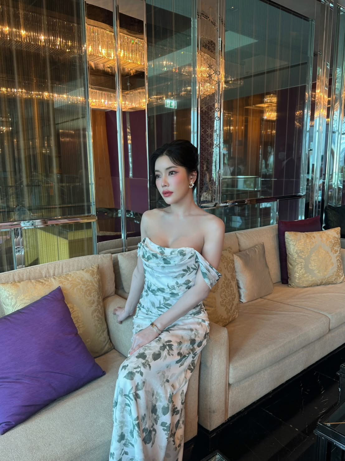 ชุดไปงานแต่งในสวนกลางวันในลุคเซ็กซี่