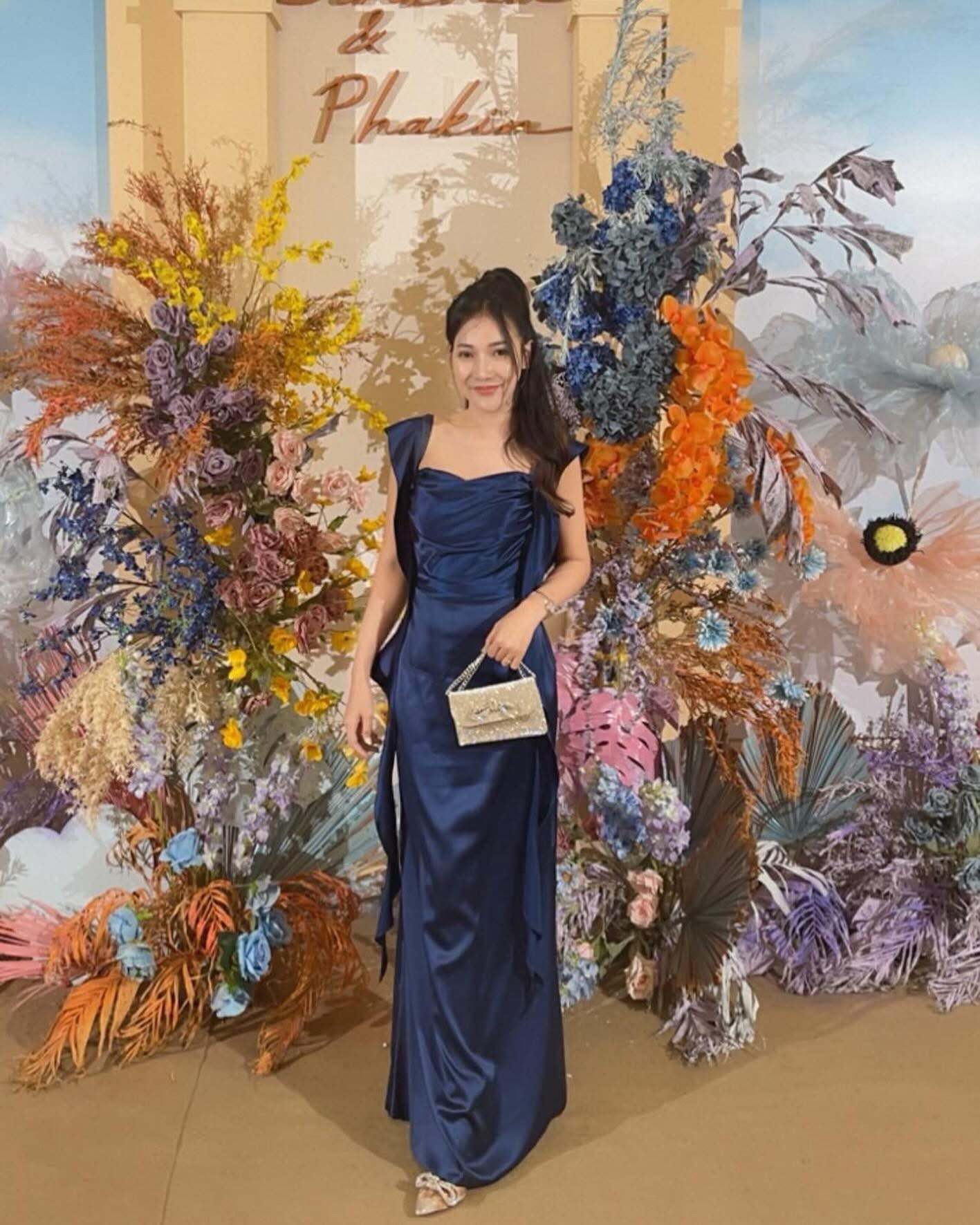 ชุดไปงานแต่งในสวนกลางคืนสีกรมท่าแบบหรูหรา