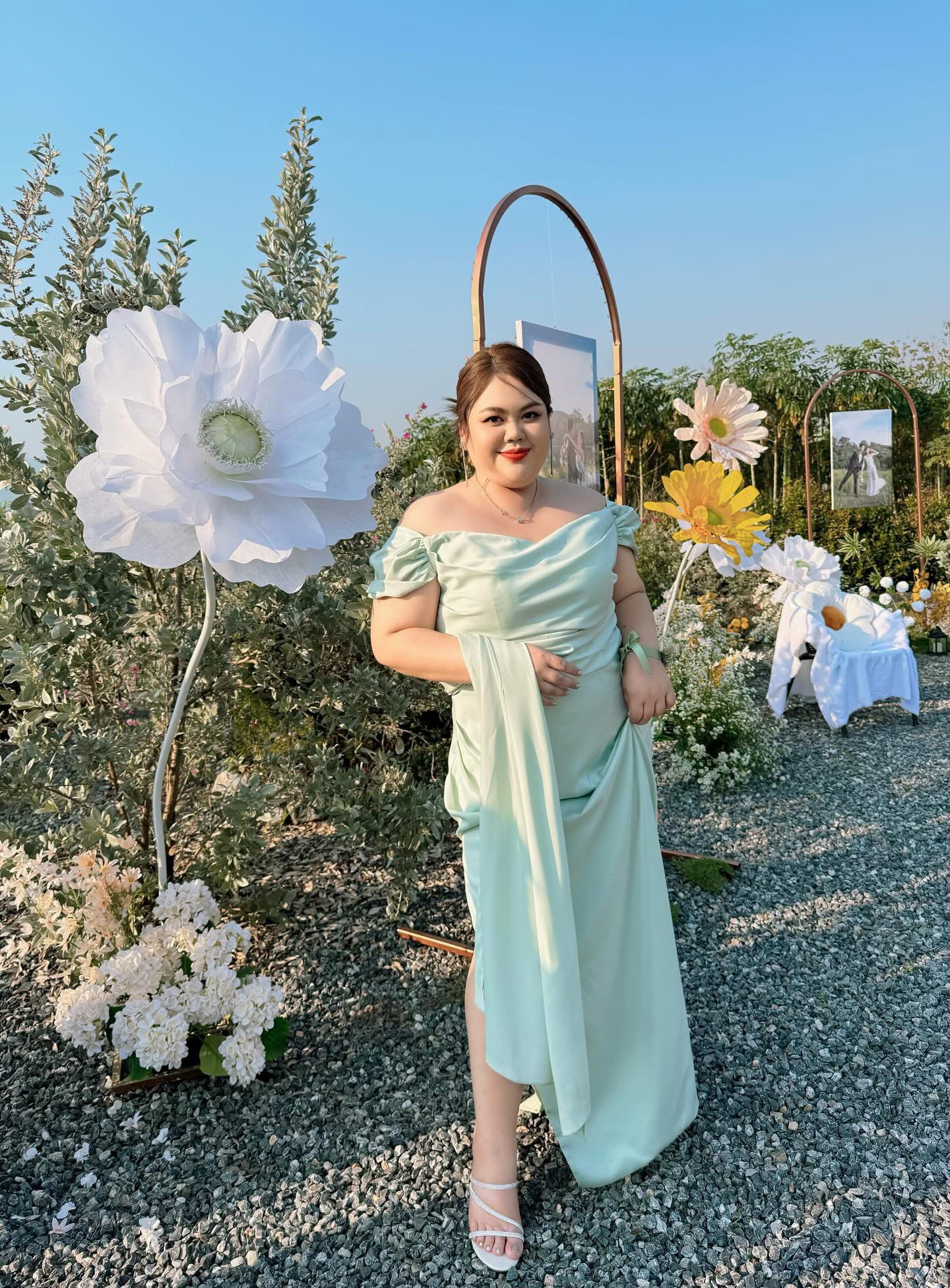 ชุดไปงานแต่งในสวนสีเขียวพาสเทลสุดละมุน