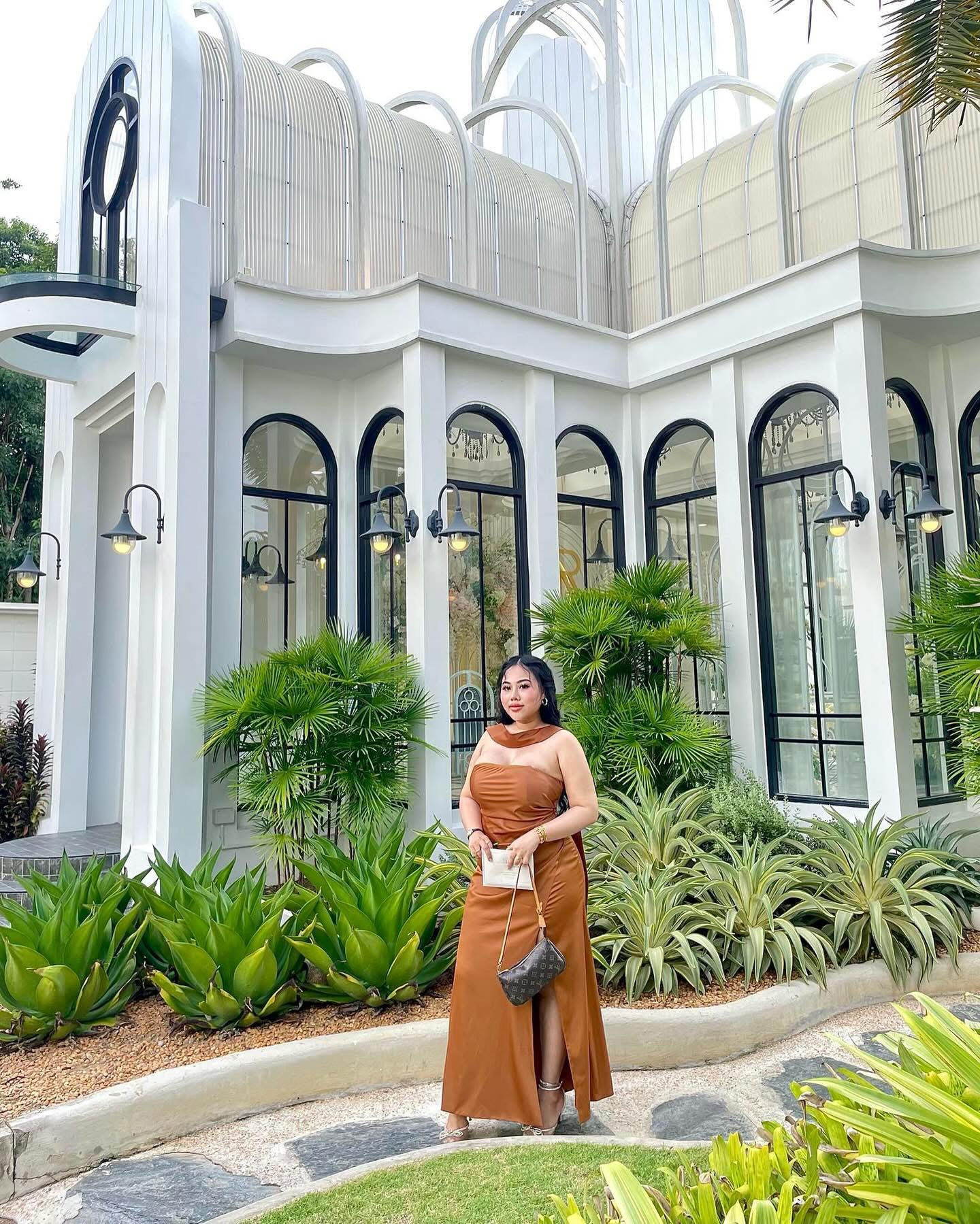 แต่งตัวไปงานแต่งในสวนด้วยชุดเดรสสีน้ำตาลทอง