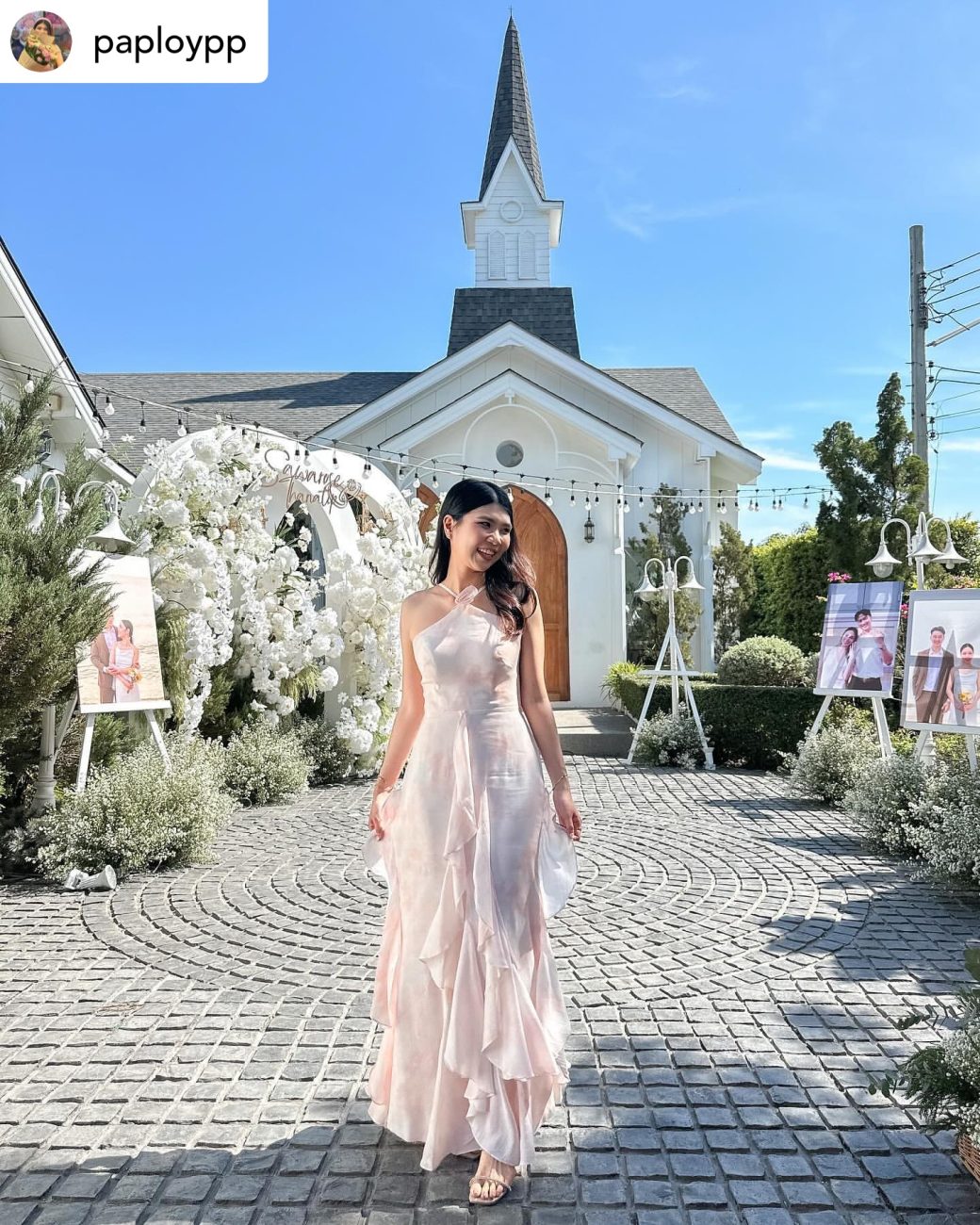 ชุดไปงานแต่งในสวนตอนกลางวันเดรสยาวแบบคล้องคอ