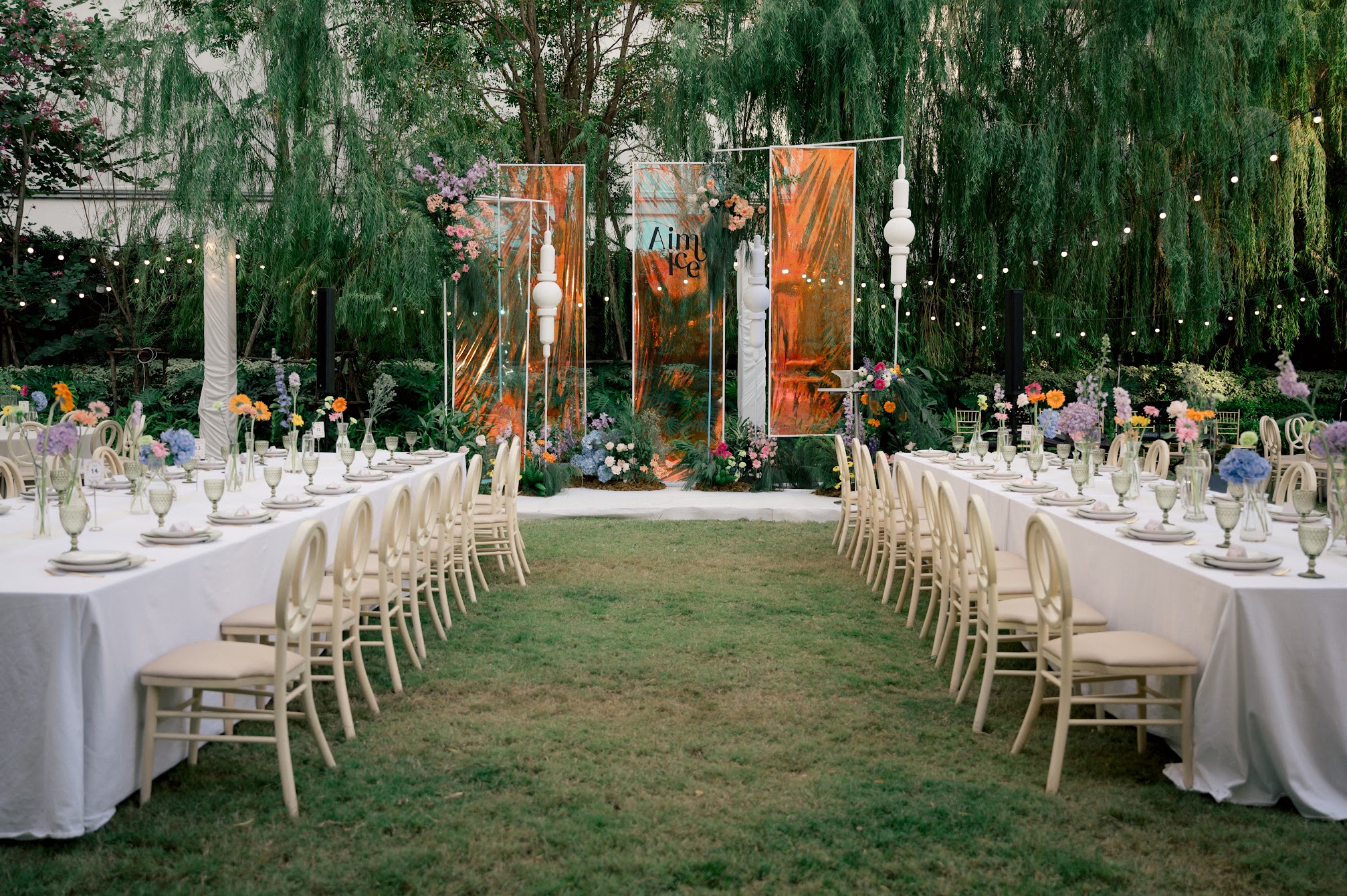 ฉากงานแต่งในสวนโทนสีส้มสดใส