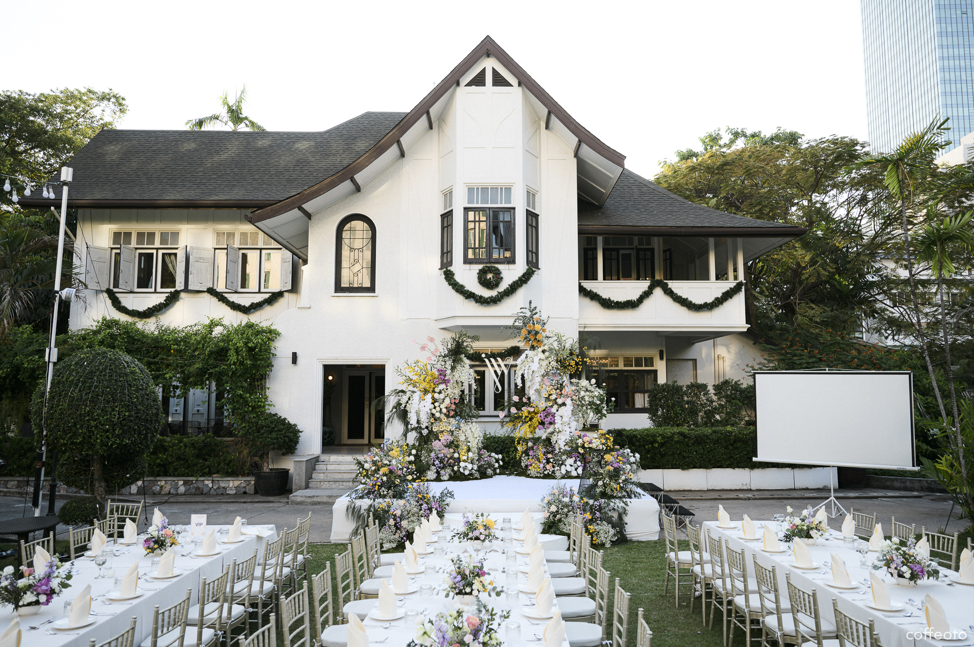 ฉากงานแต่งในสวนโดยใช้บ้านเป็นหลัก