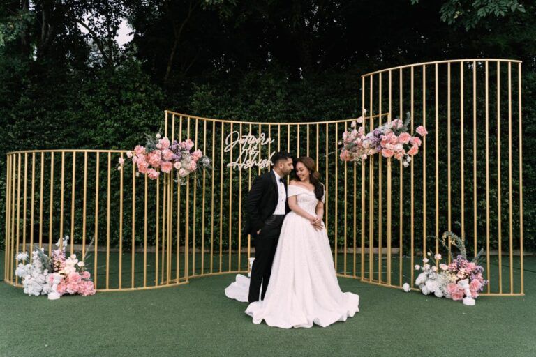 จัดโครงเหล็กทำเป็นฉากงานแต่งในสวน