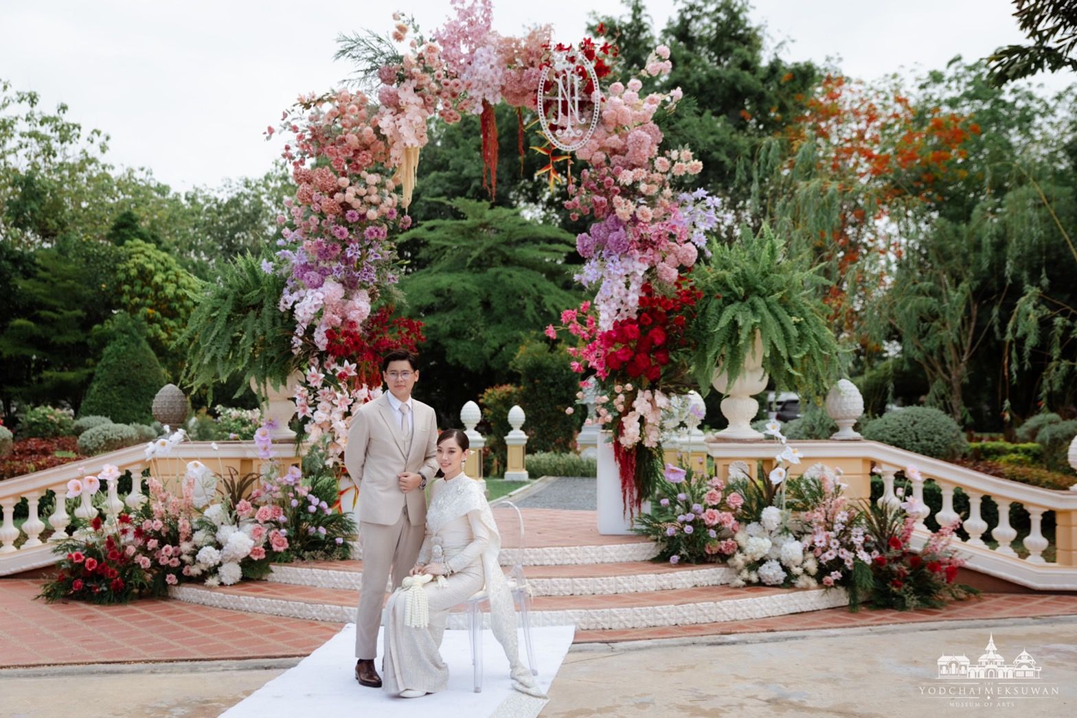 ฉากงานแต่งในสวนด้วยดอกไม้สีสด