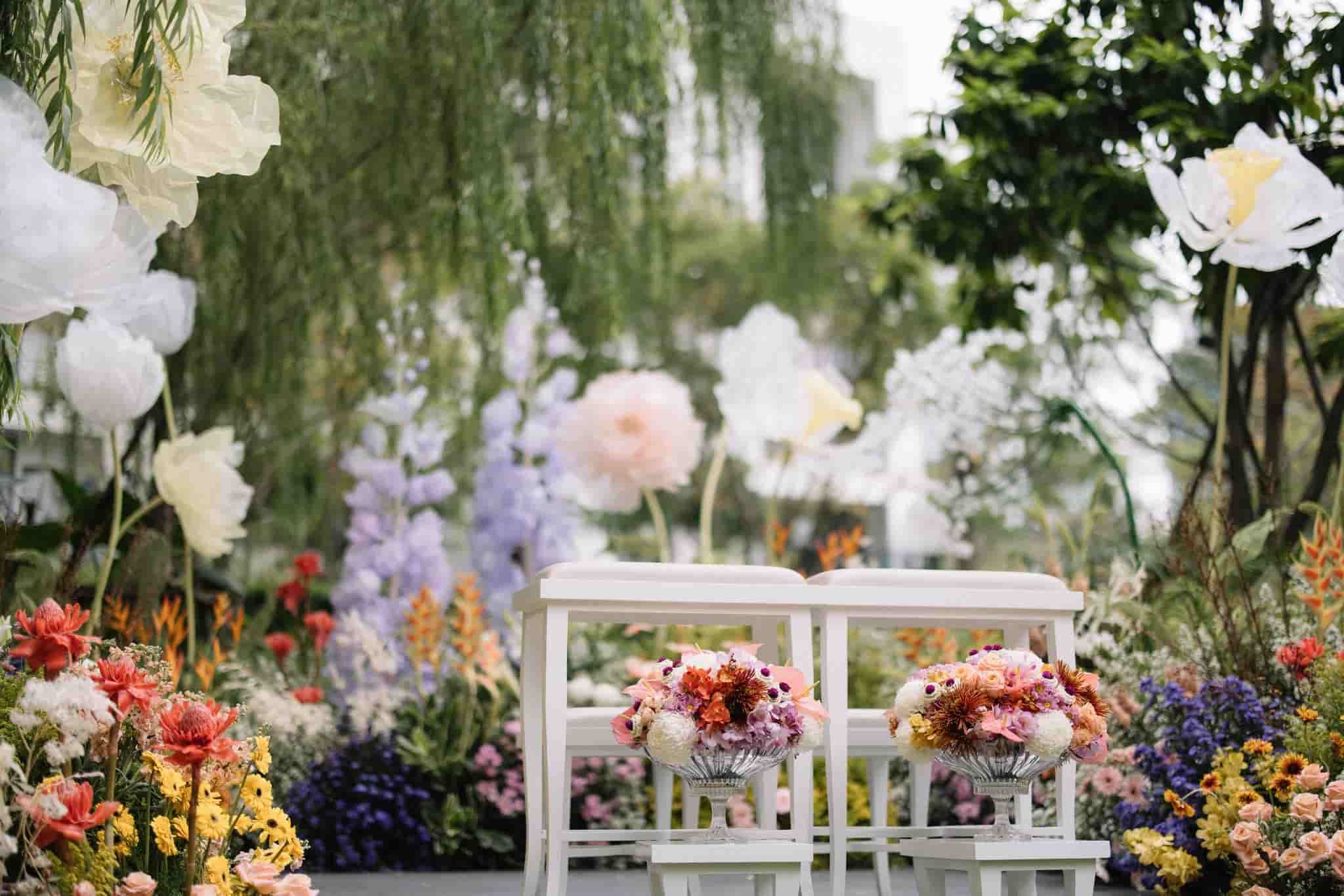 ฉากงานแต่งในสวนในธีม Wedding in the Garden