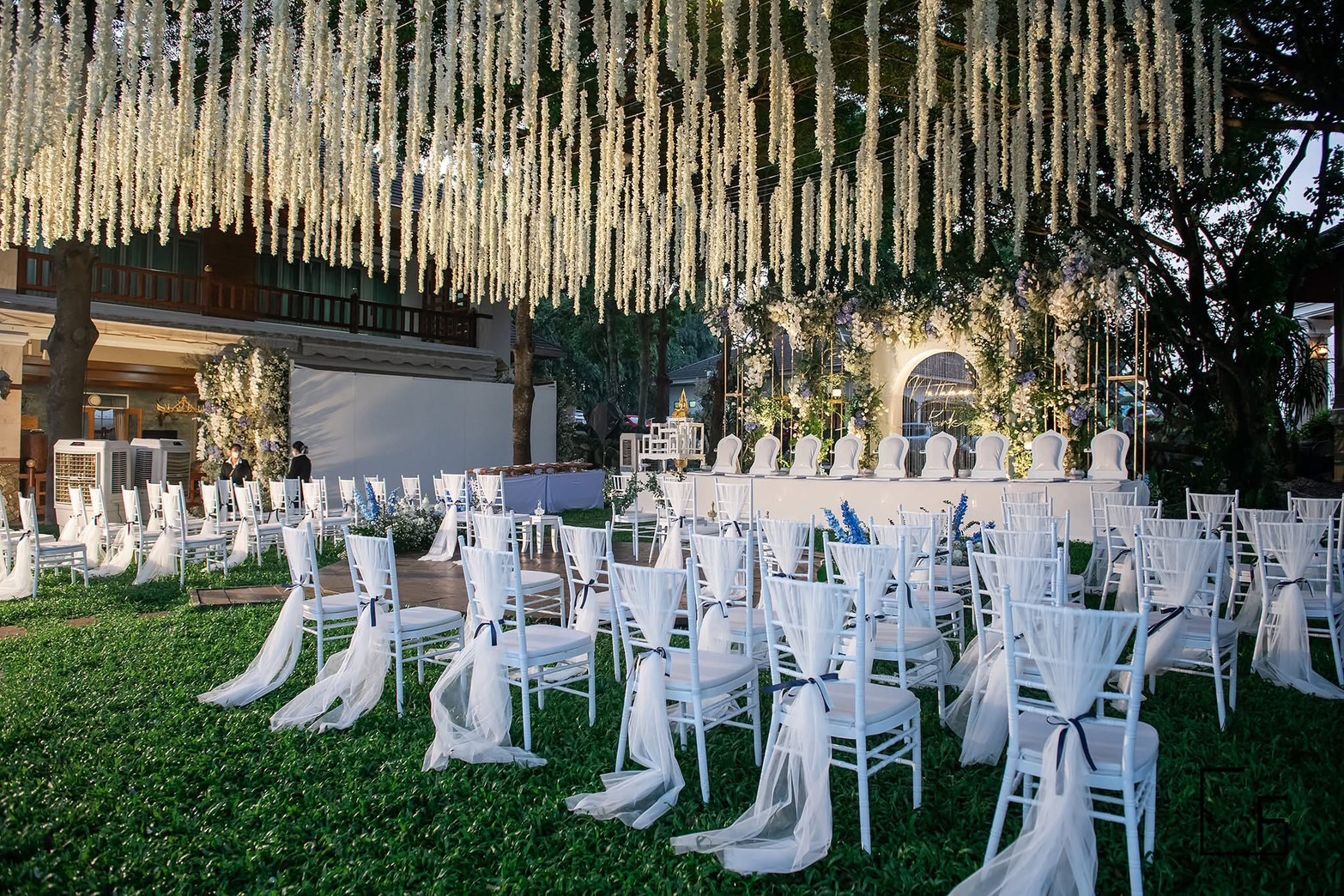 ตกแต่งฉากงานแต่งในสวนด้วยทางเดินดอกไม้