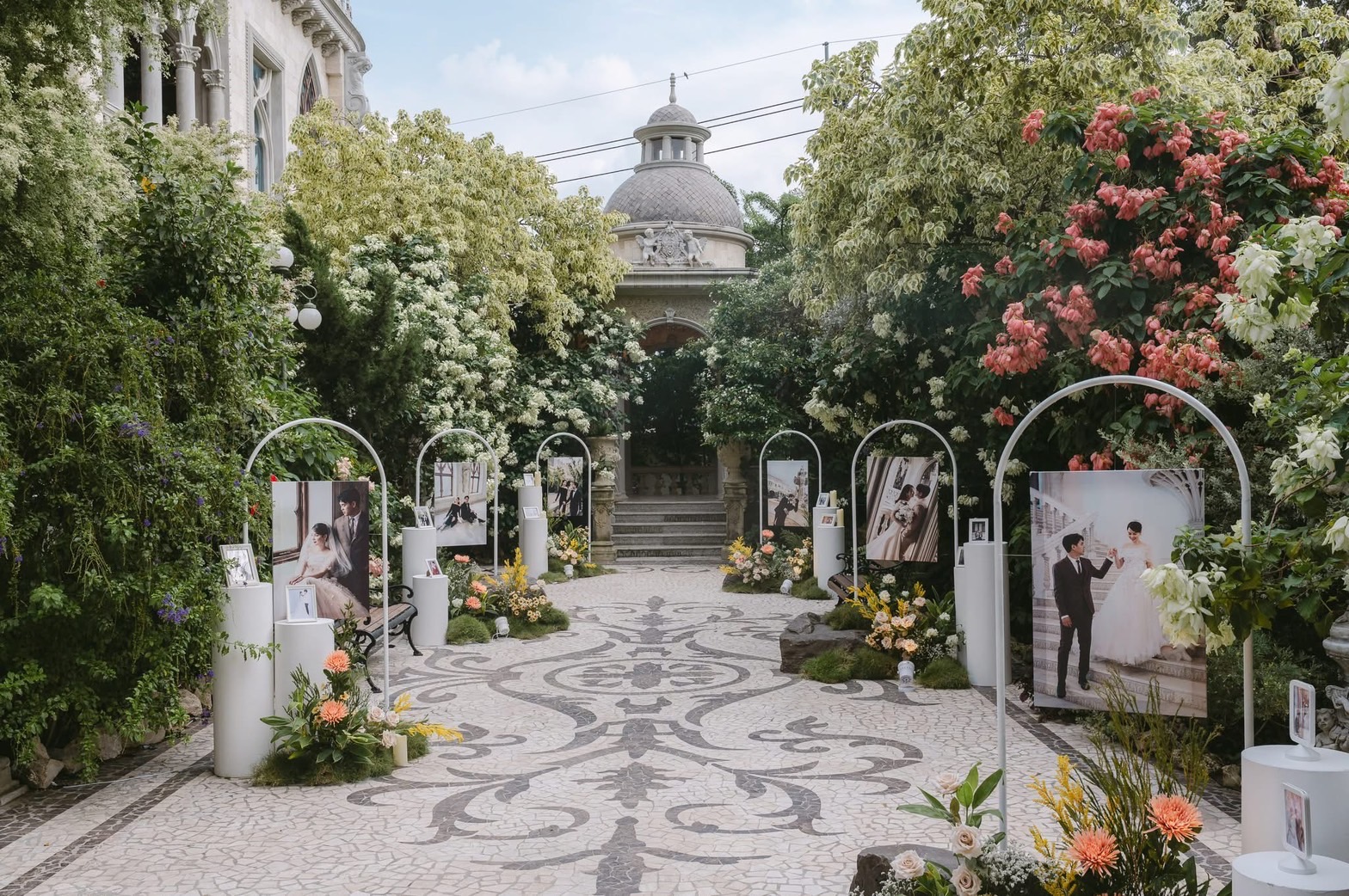 ฉากงานแต่งในสวนที่ถูกล้อมรอบด้วยต้นไม้หลากสี