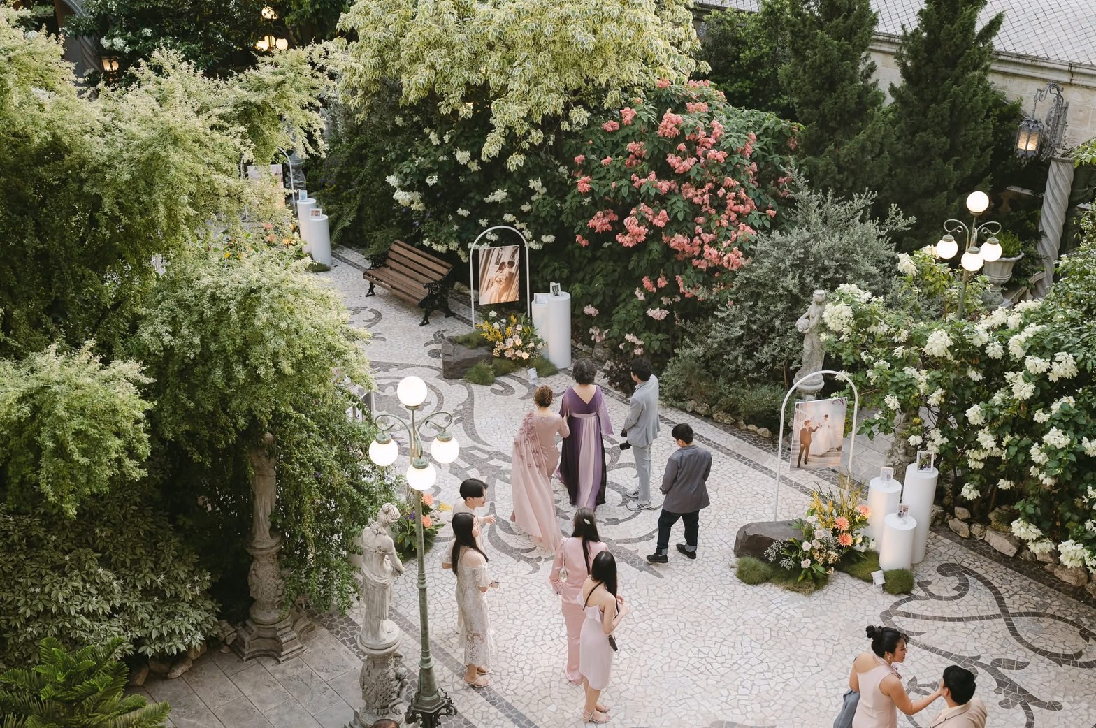 ไอเดียจัดงานแต่งในสวนด้วยมุมทางเดินดอกไม้