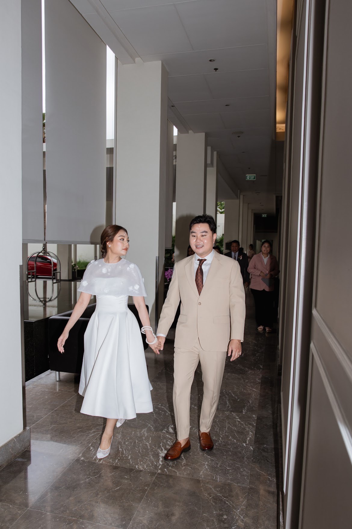 เดินจับมือคู่กันไปจนแก่เฒ่า