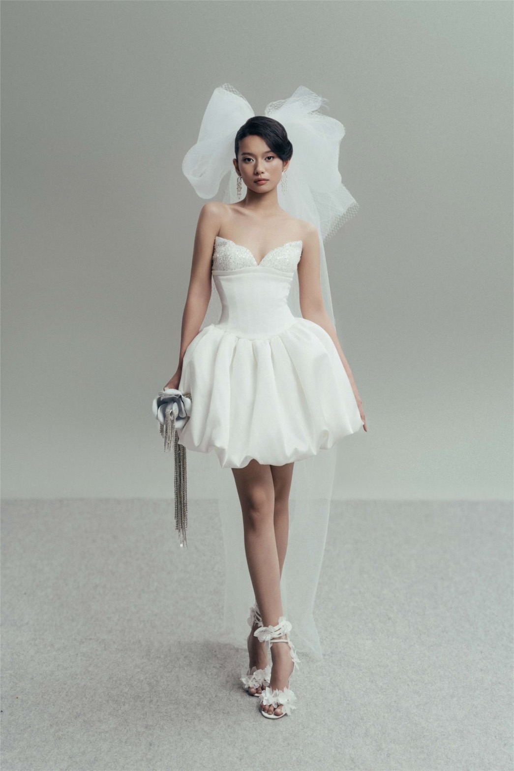 ชุดแต่งงานสาวไหล่กว้างเดรสสั้นผูกเวลเจ้าสาว