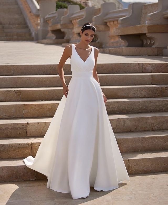 ชุดแต่งงานสาวไหล่กว้างทรง A-line