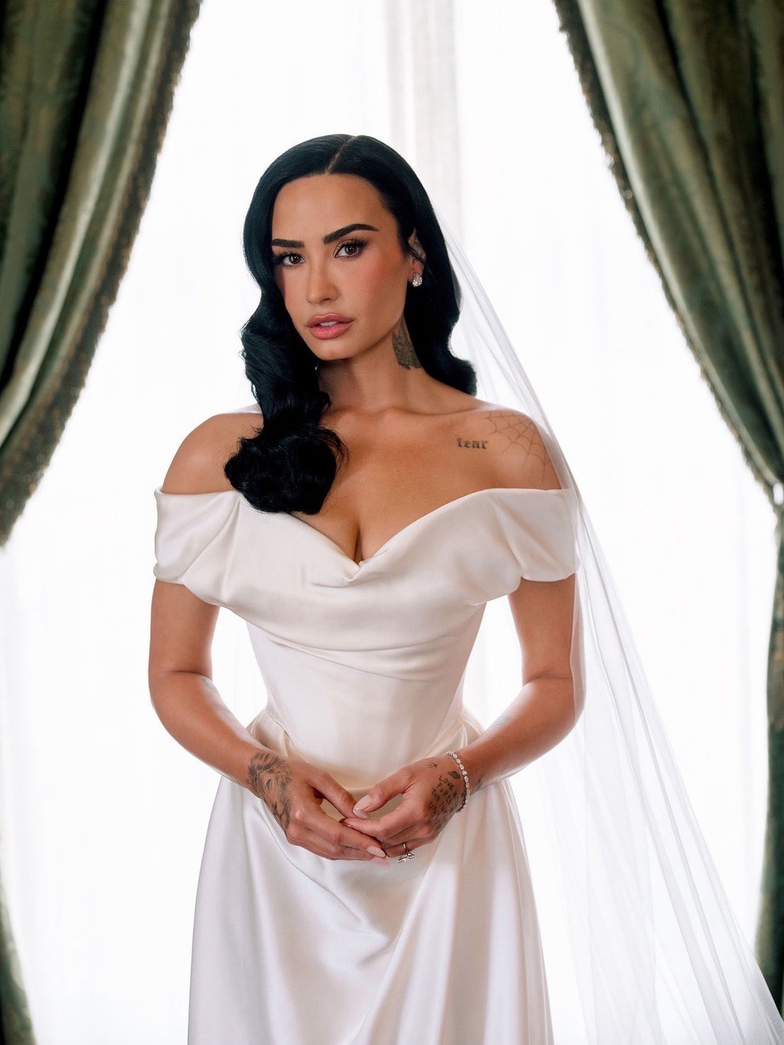 ชุดแต่งงานสำหรับคนไหล่กว้างแบบปาดไหล่