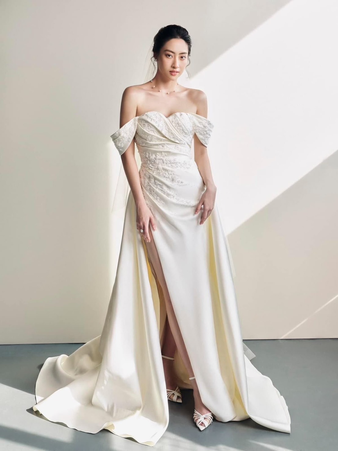 ชุดแต่งงานสาวไหล่กว้างโชว์ไหล่ชัดเจน