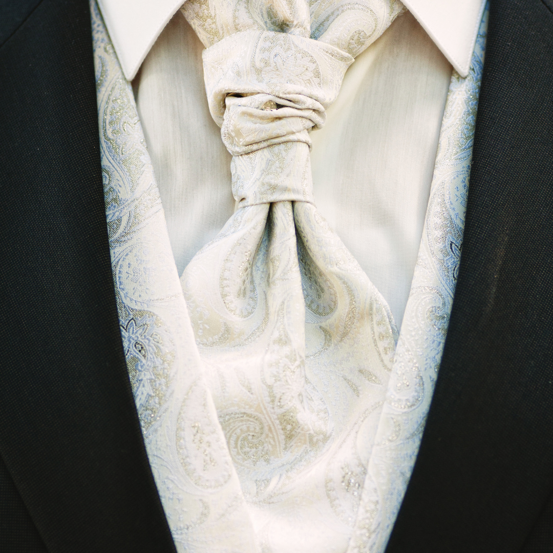 เครื่องประดับเจ้าบ่าวสุดคลาสสิค