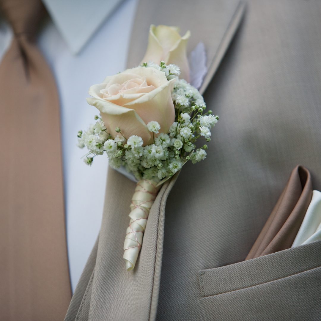 เครื่องประดับเจ้าบ่าวแบบดอกไม้ติดสูท