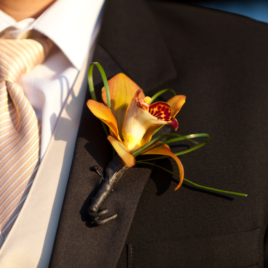 เครื่องประดับเจ้าบ่าวกับดอกไม้สุดน่ารัก