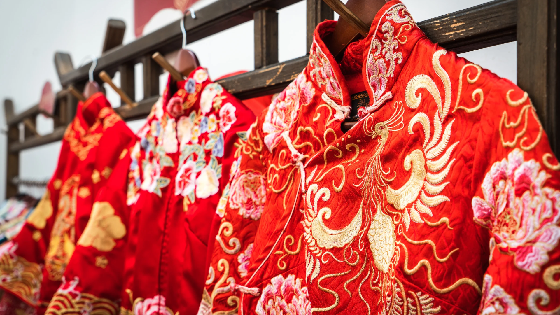 เลือกชุดยกน้ำชาที่มีลายปักจีนตามความหมาย