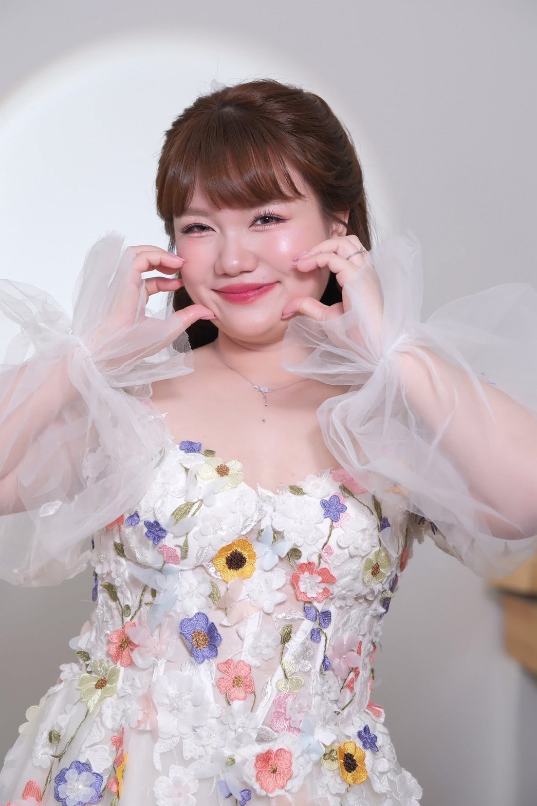 ทรงผมไปงานแต่งหน้ากลมแบบมีหน้าม้าให้หน้าดูเด็กลง