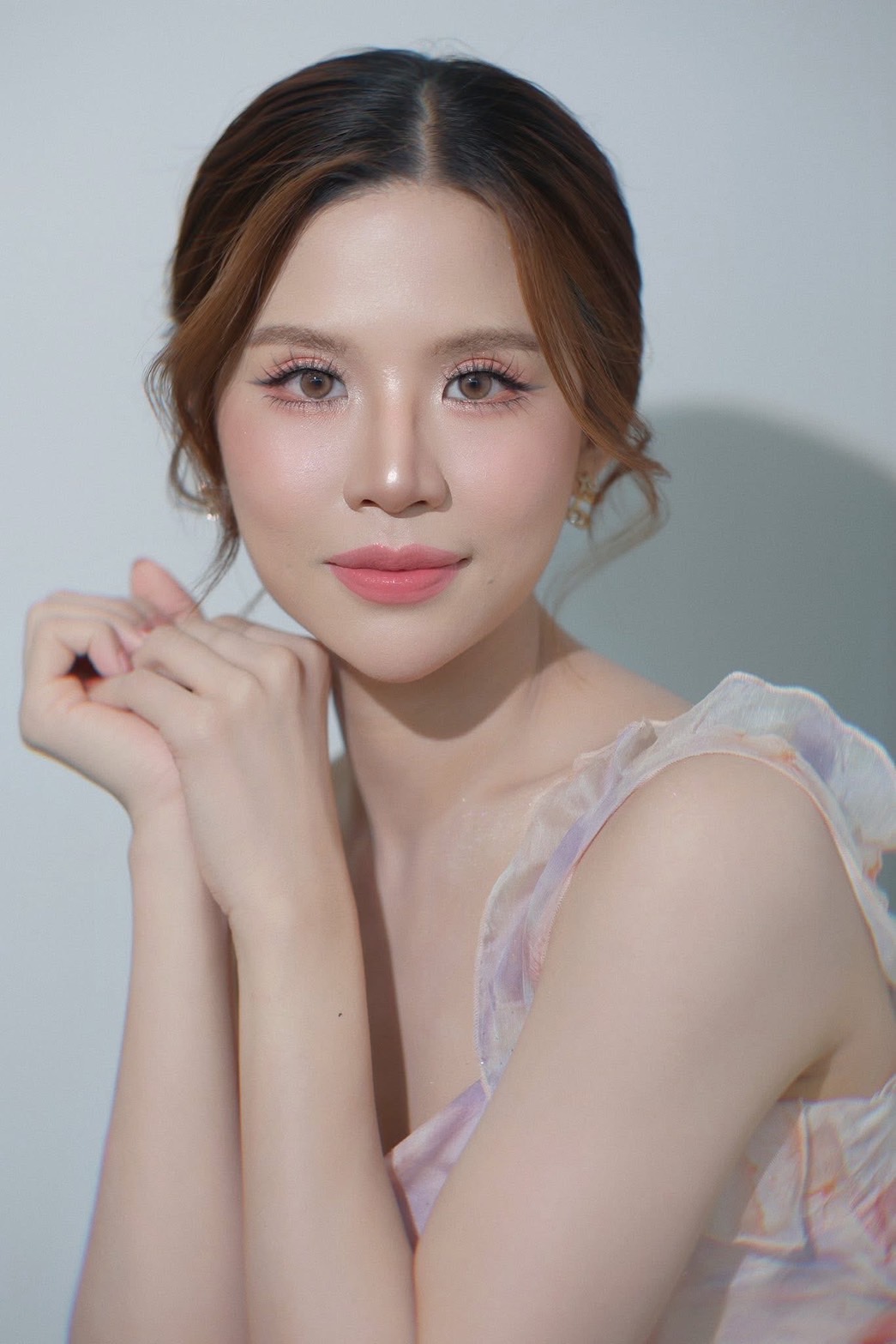 ทรงผมไปงานแต่งหน้ากลมเกล้าผมแบบมัดมวยต่ำ