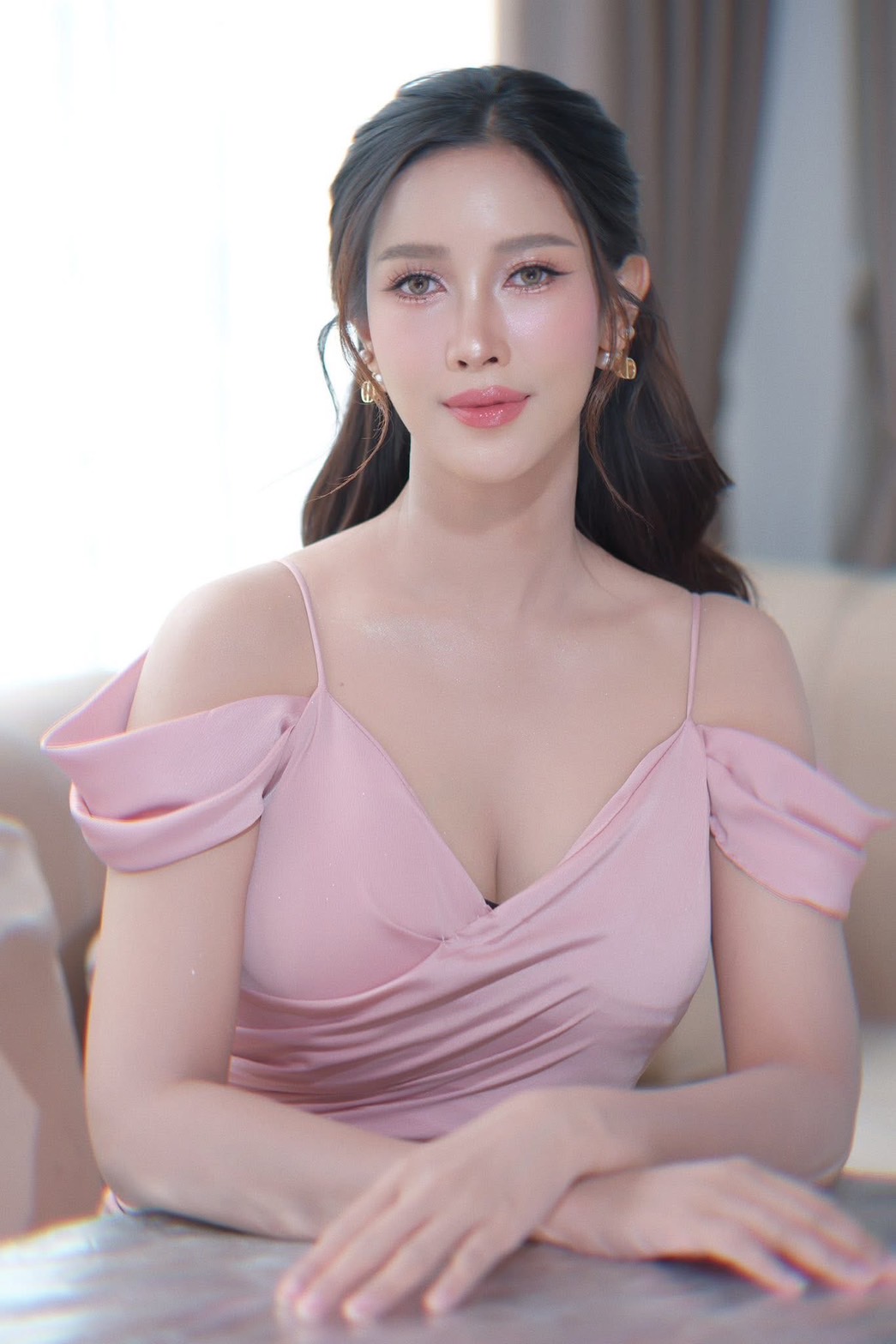 ทรงผมไปงานแต่งหน้ากลมที่เข้าได้ดีกับเครื่องประดับติดกิ๊บ