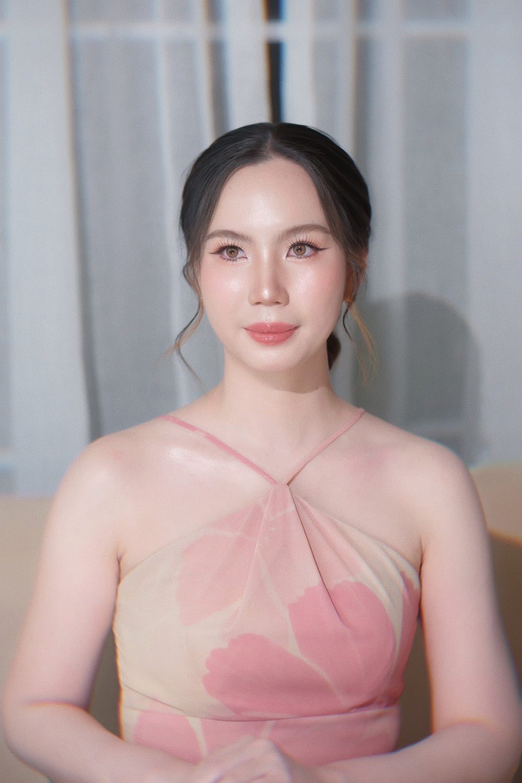 ทรงผมเพื่อนเจ้าสาวหน้ากลมมัดรวบตึงดัดลอนเพิ่มวอลุ่ม