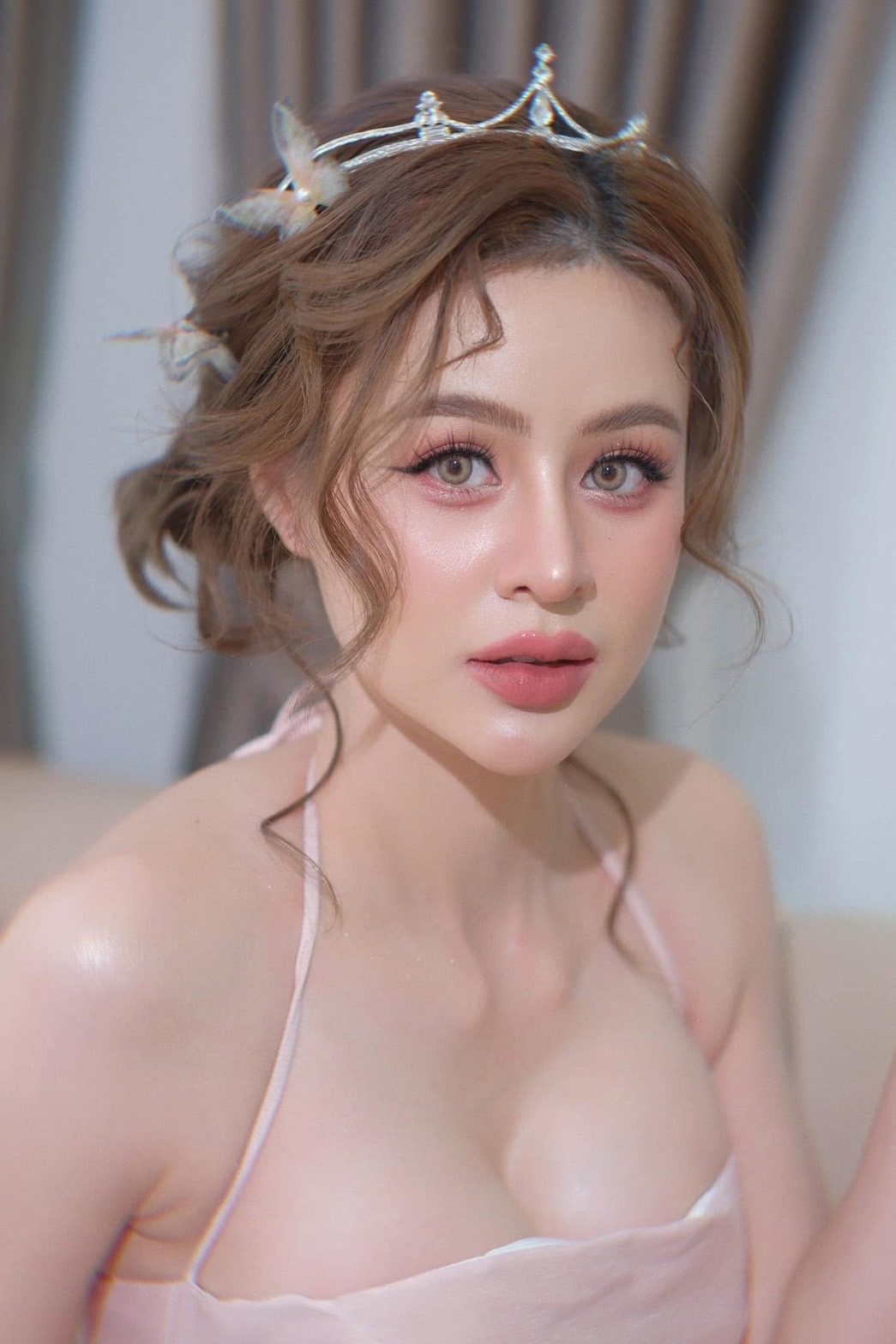 ทรงผมเพื่อนเจ้าสาวหน้ากลมแบบดัดลอนทั้งหัว