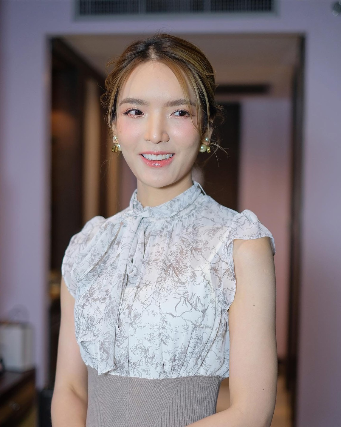 ทรงผมเพื่อนเจ้าสาวหน้ากลมแบบแสกข้าง