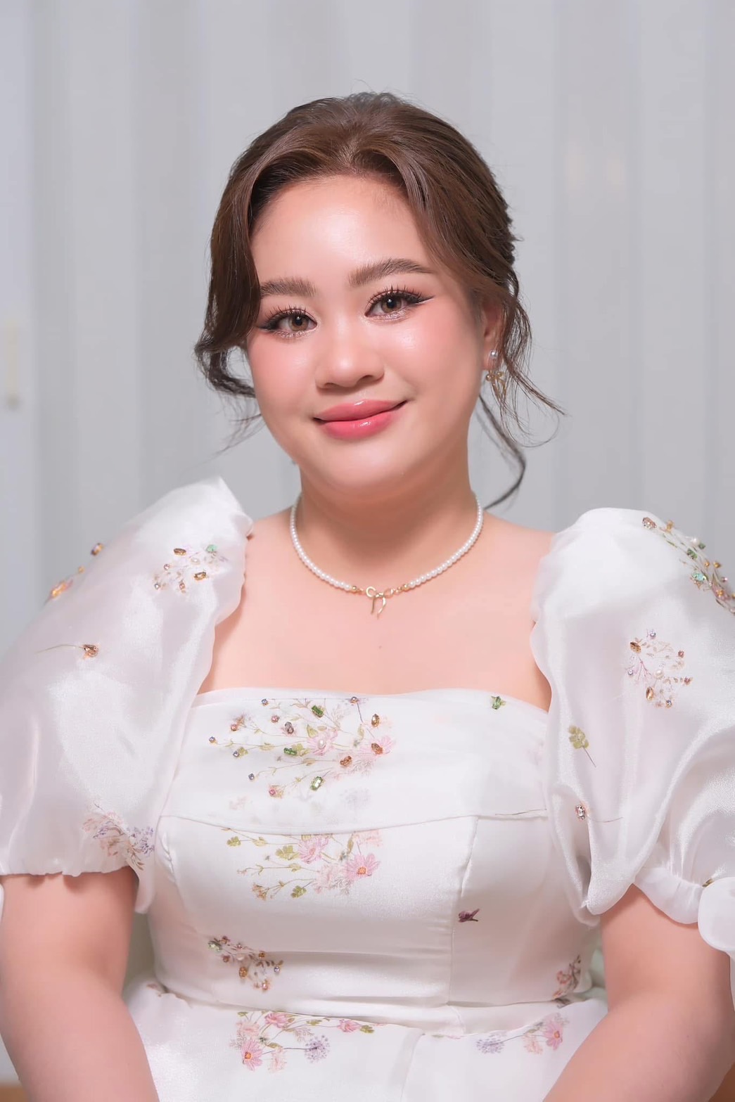 ทรงผมไปงานแต่งหน้ากลมแบบมัดมวยต่ำ