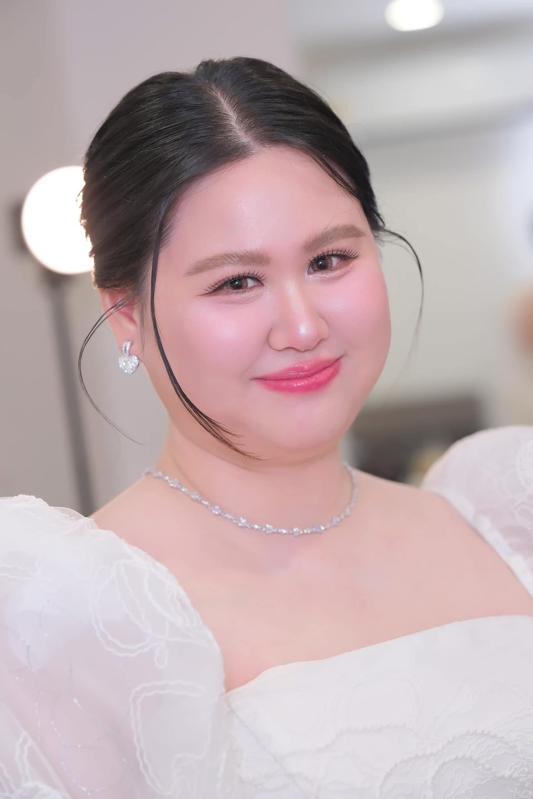 ทรงผมเพื่อนเจ้าสาวหน้ากลมแบบแสกกลาง