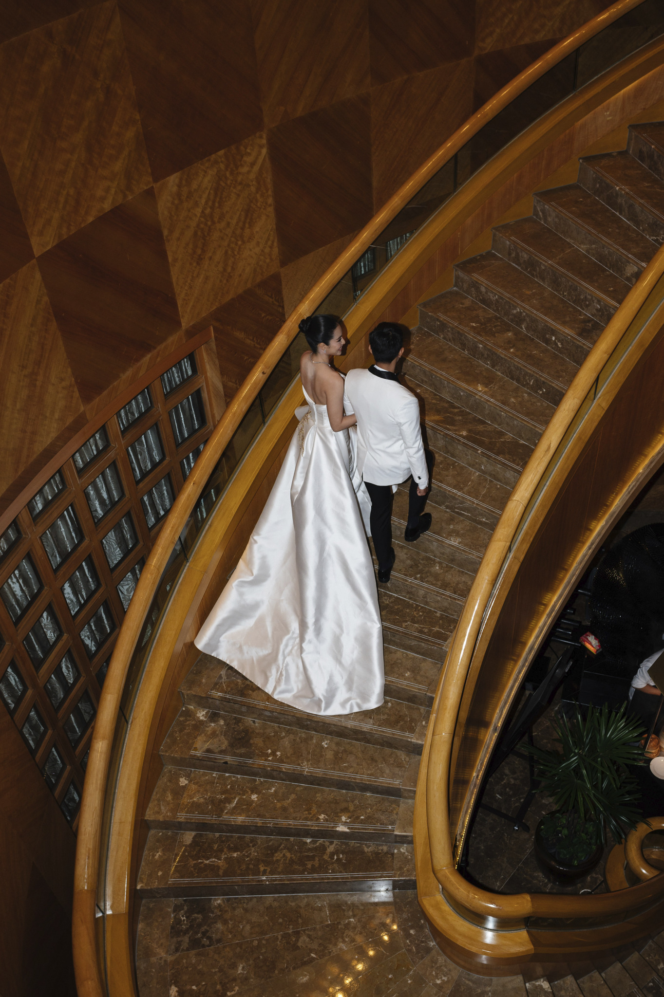 มุมถ่ายภาพตรงบันไดสุดคลาสสิค ณ Sheraton Grande Sukhumvit