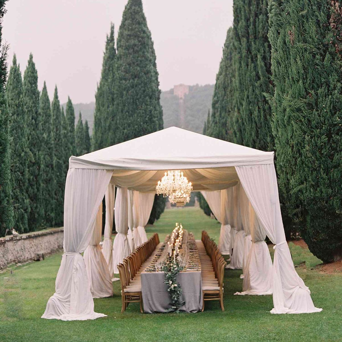 ตกแต่งเต็นท์งานแต่งโต๊ะกินเลี้ยงแบบยาว