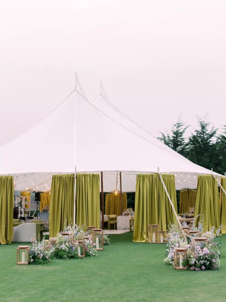 ตกแต่งเต็นท์งานแต่งด้วยผ้าม่านสีเขียวมะกอก