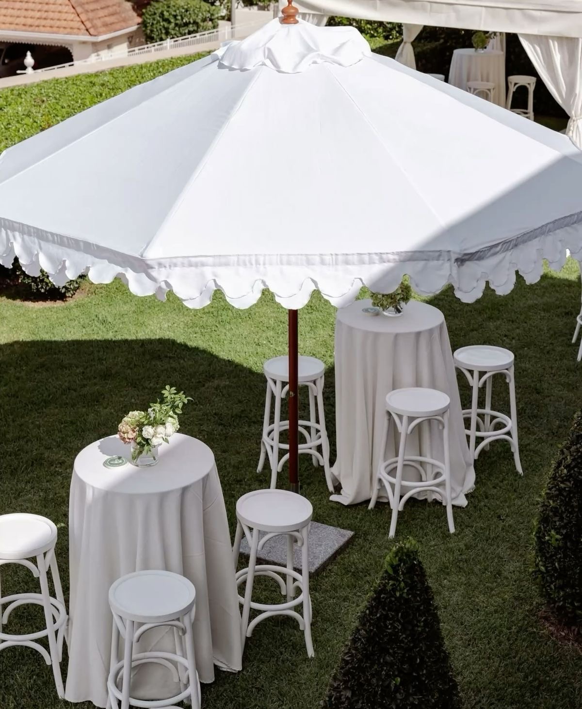 ตกแต่งเต็นท์งานแต่งด้วยร่มเคลื่อนที่