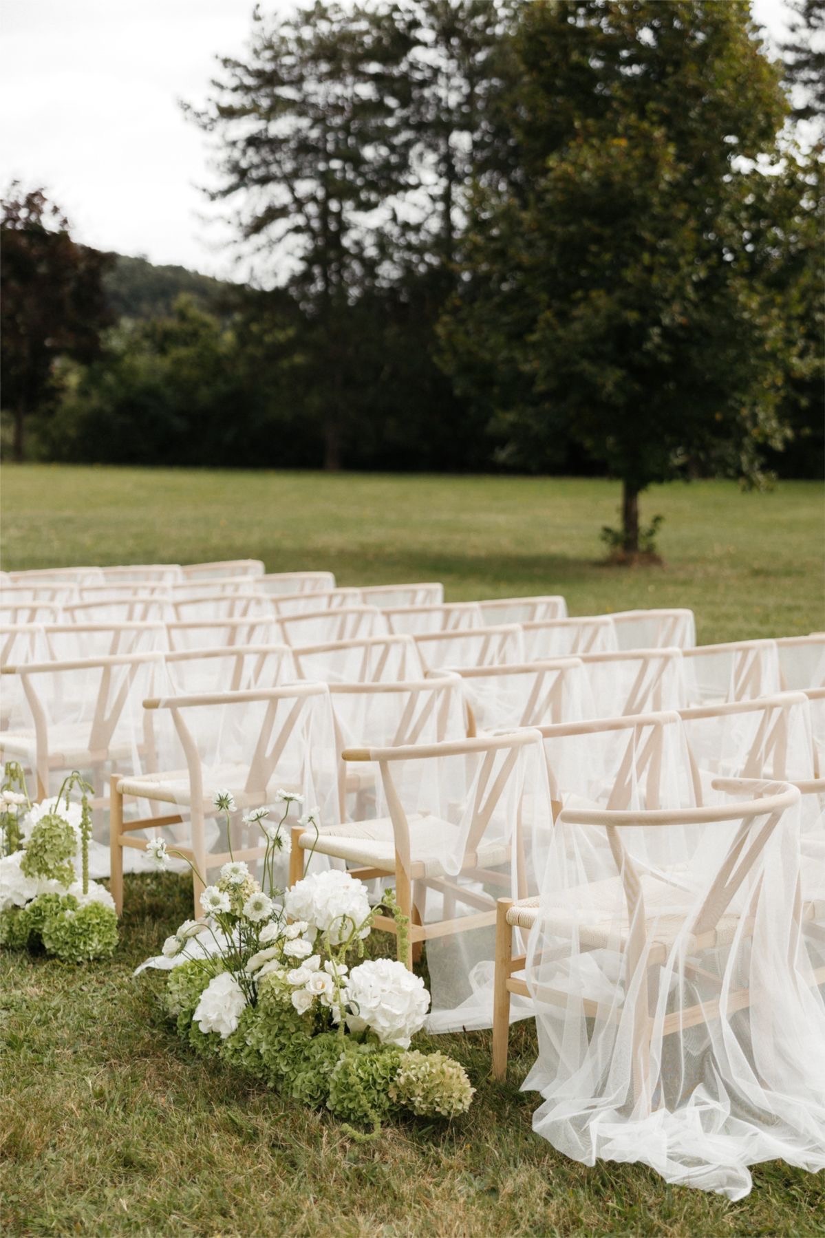 ตกแต่งสถานที่จัดงานแต่งด้วยผ้าโปร่งประดับเก้าอี้