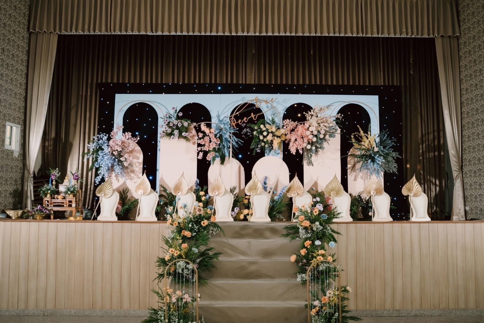 ฉากพิธีสงฆ์สีพาสเทลสุดอบอุ่น