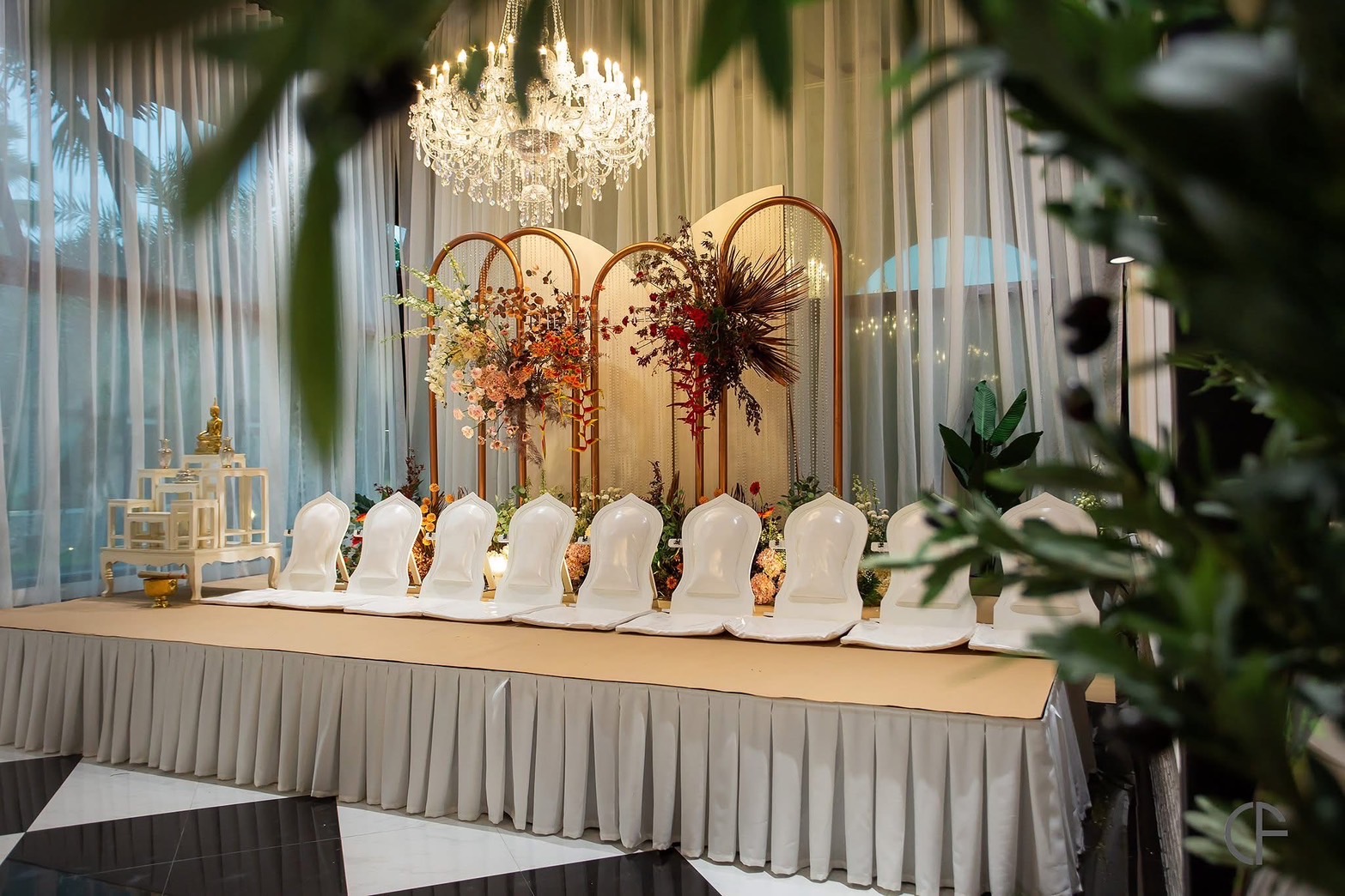 ฉากพิธีสงฆ์ในห้องจัดเลี้ยงแบบหรูหรา