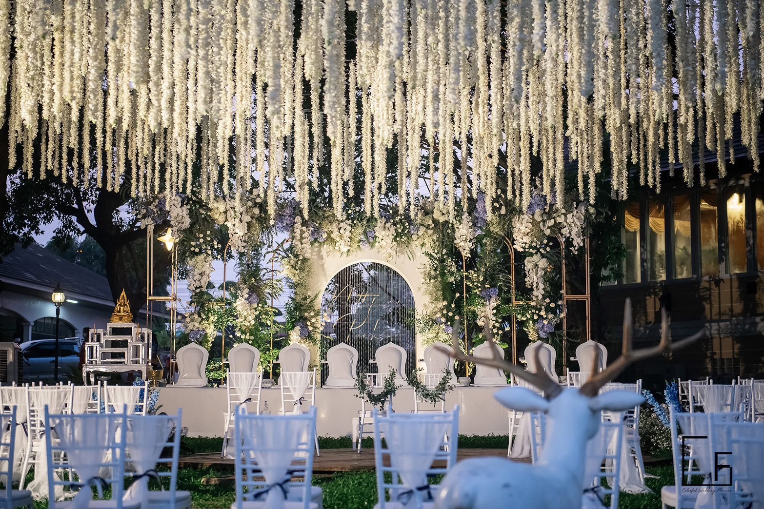 ดอกไม้จัดงานแต่งงานไทยในสวนกลางแจ้ง