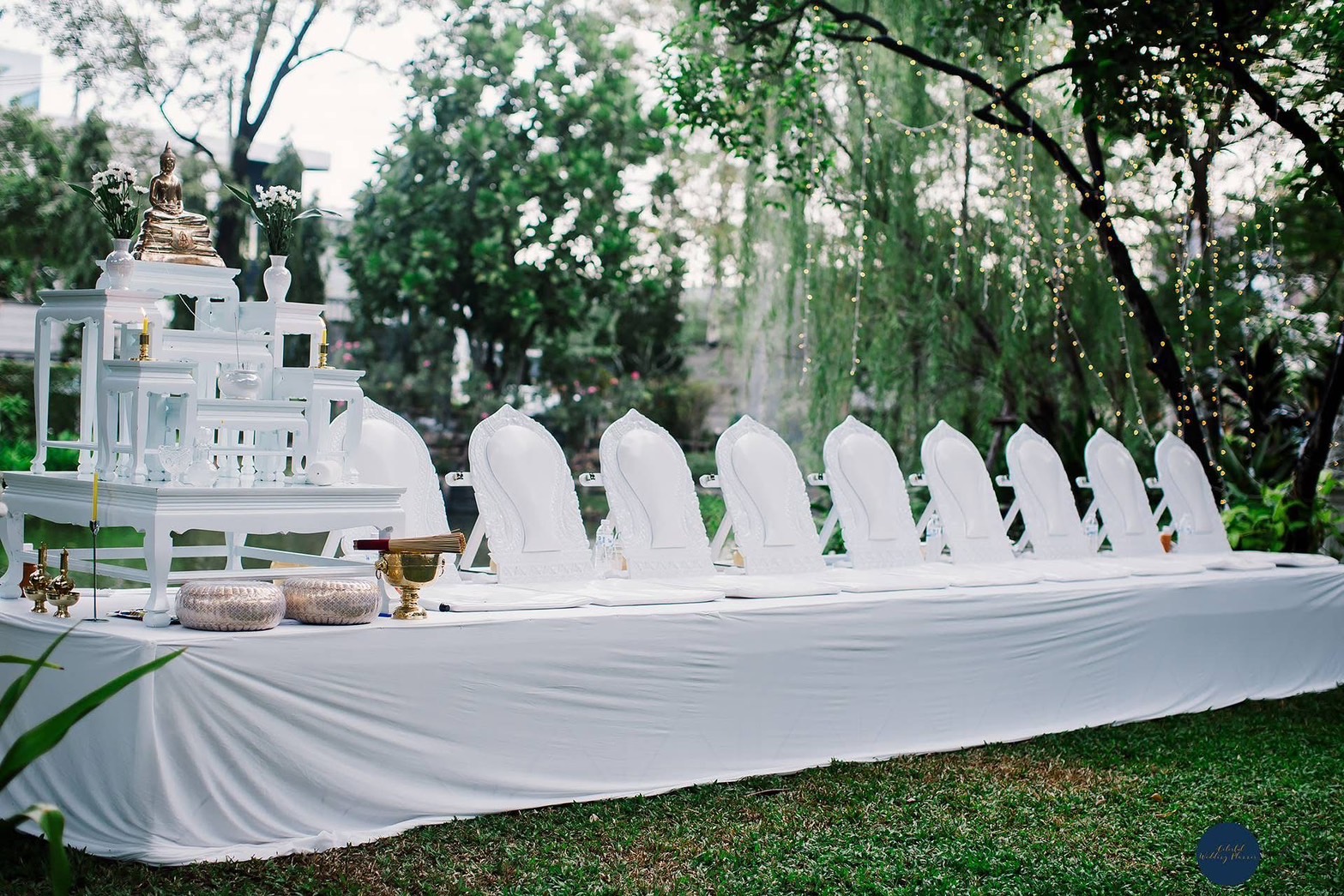 ฉากพิธีสงฆ์กับธีมงานแต่งในสวน
