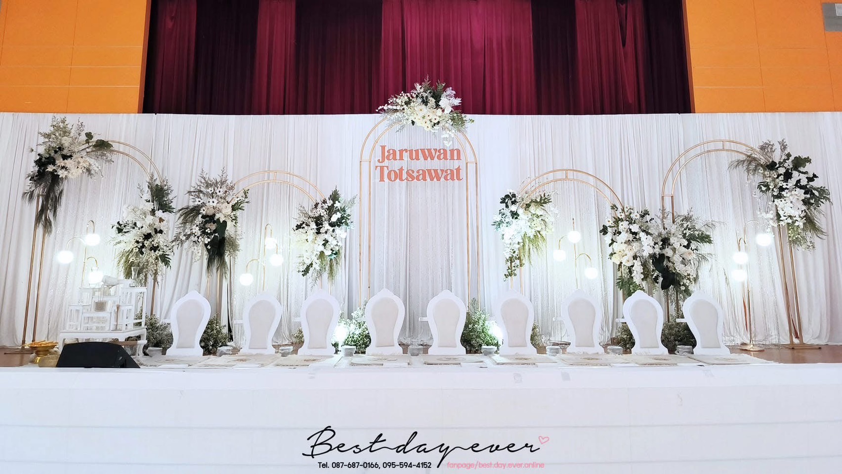 ฉากพิธีสงฆ์สีขาวมินิมอล